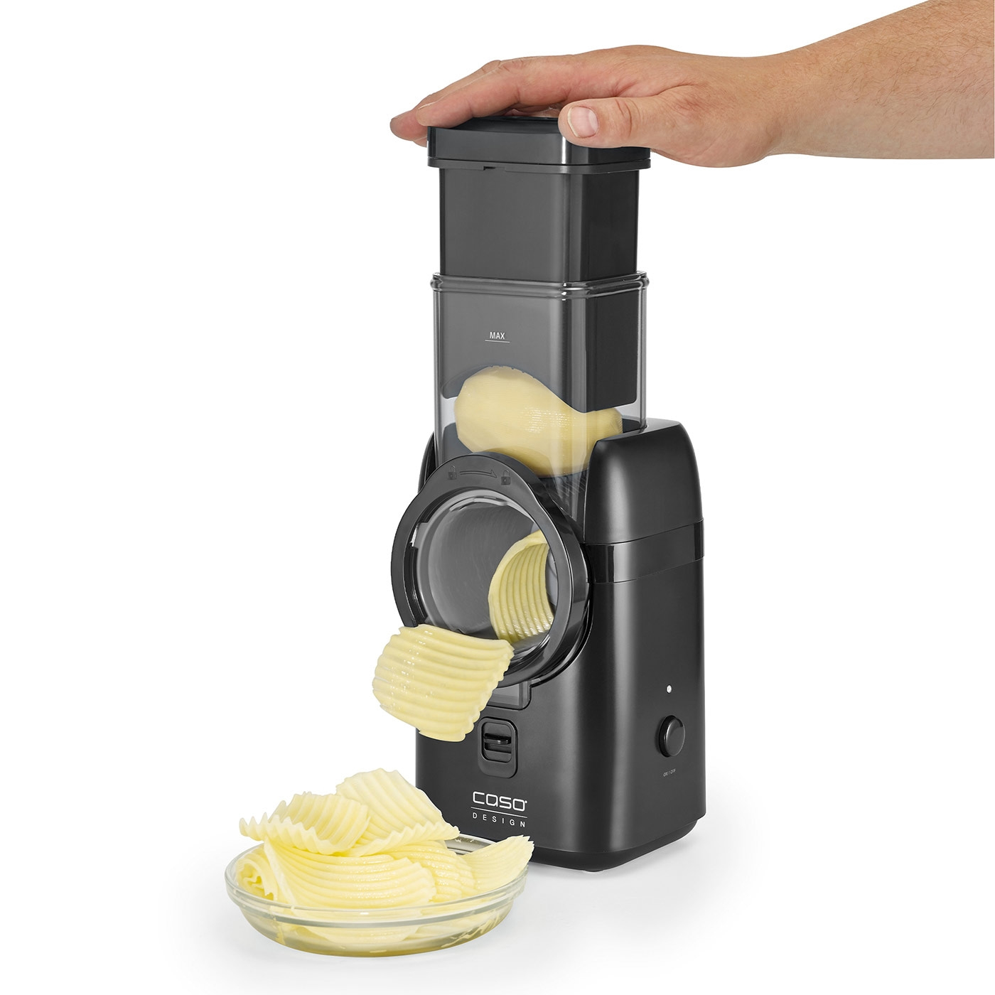 Elektrischer Gemüseschneider mit Kartoffelscheiben, Hand und Schüssel.