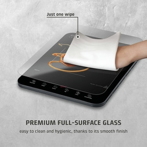 Induction hob with cleaning cloth, high-quality glass surface, easy and hygienic.