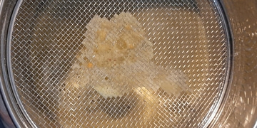 Frittiertes Essen in einem Metallkorb, Nahaufnahme, goldbraun, knusprig, lecker, Küche