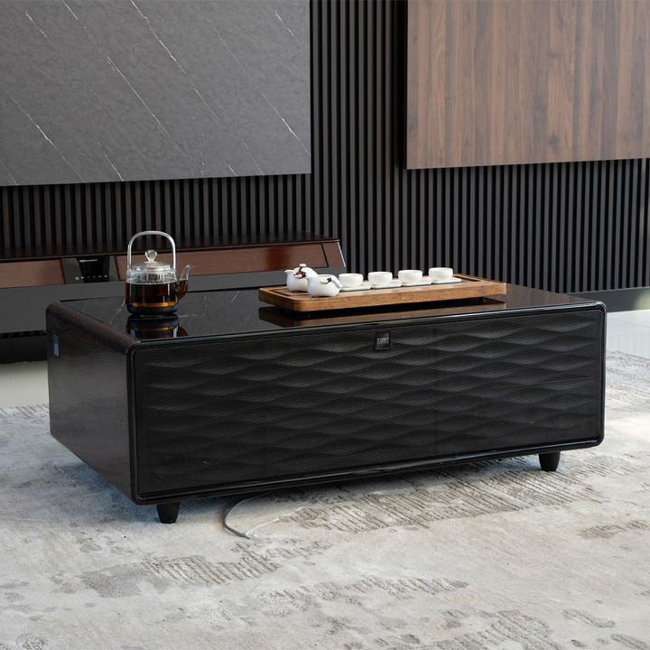 Schwarzer Couchtisch mit Tee-Set und Lautsprecher-Design, modernes Interieur