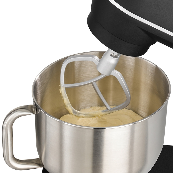 Küchenmaschine mit Teig in einer Schüssel, Nahaufnahme, Edelstahl