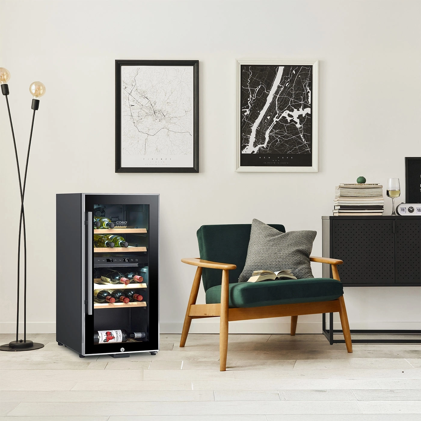 Ein moderner Raum mit einem Weinkühlschrank, einem Sessel und zwei Karten an der Wand.