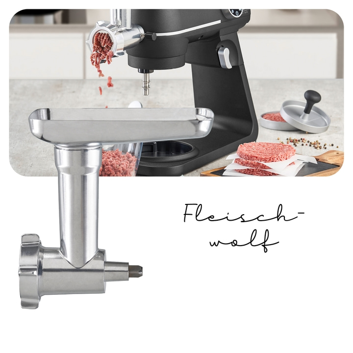 Fleischwolf in Aktion, Hackfleisch wird hergestellt, Küchenmaschine.