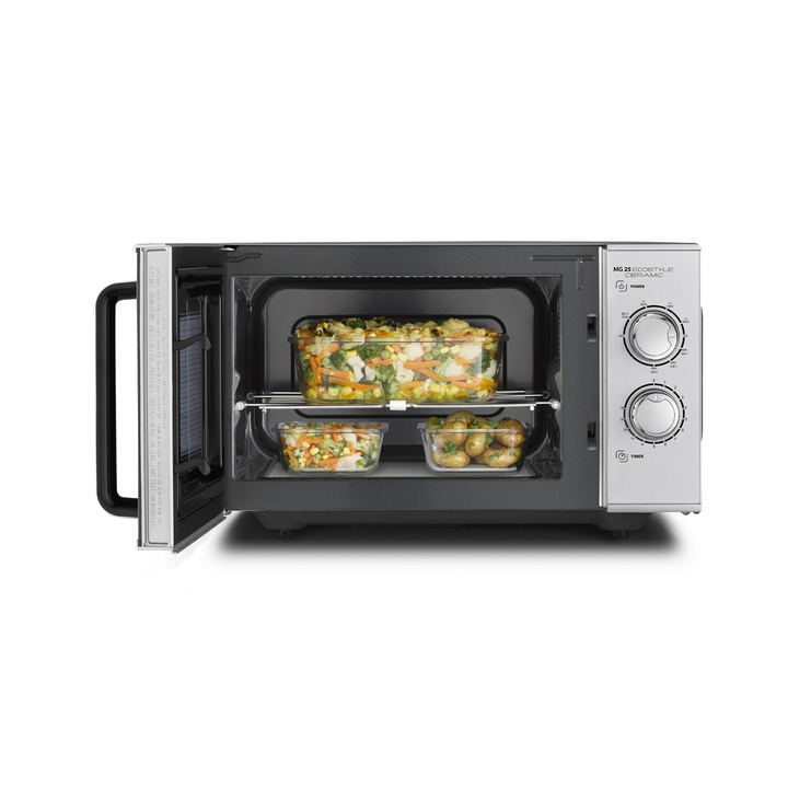 Mikrowelle mit Gemüse gefüllt, geöffnet, bereit zum Kochen, Innenansicht