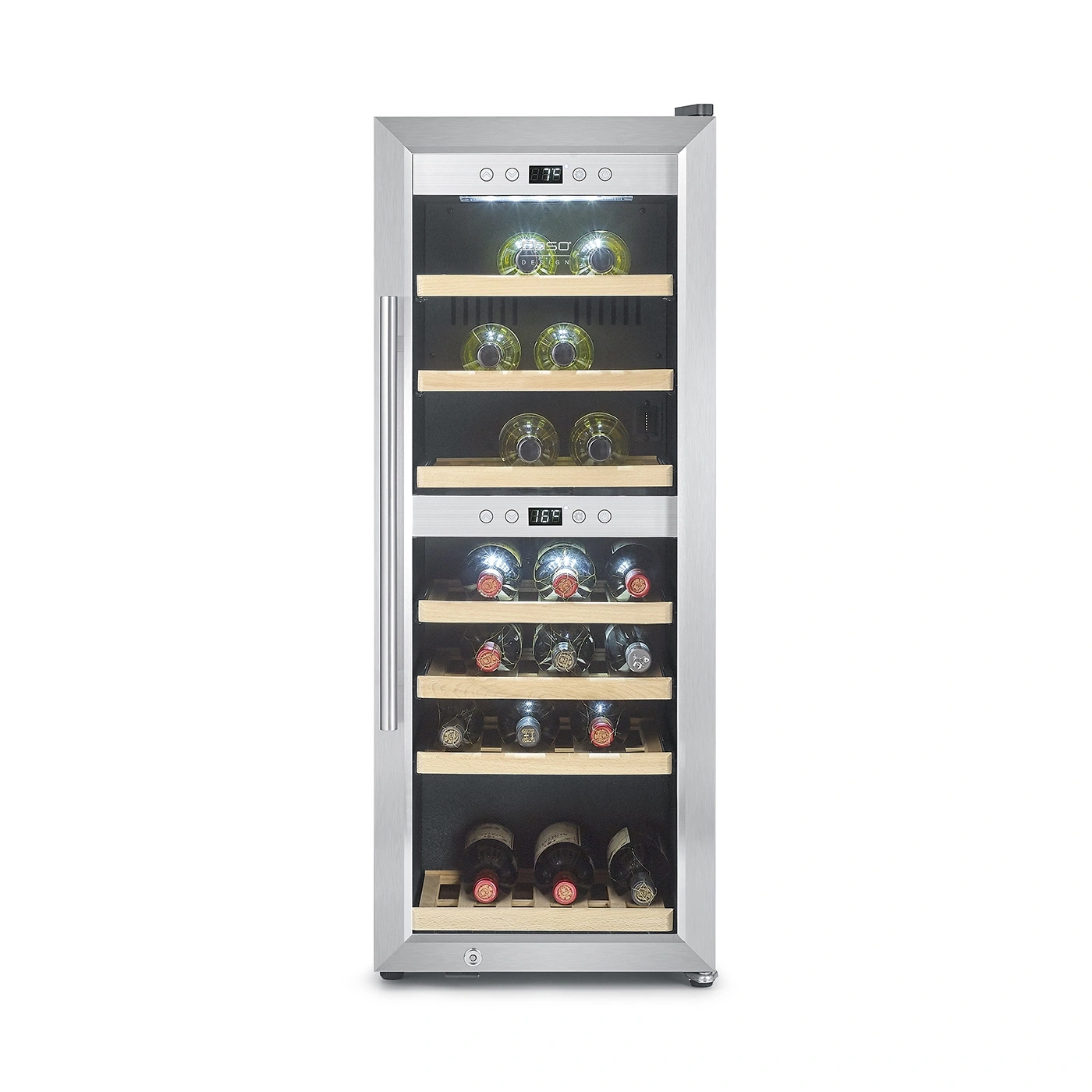 Ein moderner Weinkühlschrank aus Edelstahl mit Glastür und Holzböden, gefüllt mit Weinflaschen.