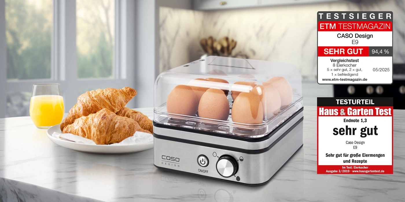 Eierkocher mit Croissants und Orangensaft, ausgezeichnet mit sehr gut.