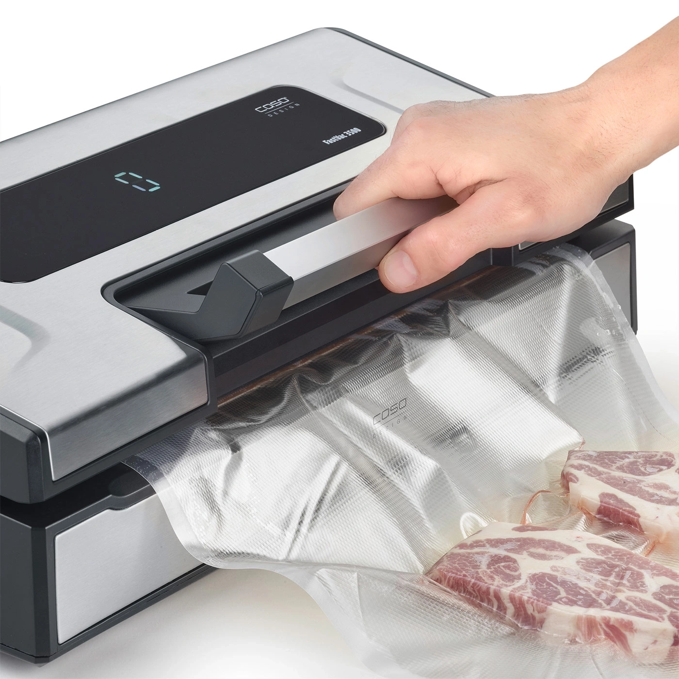 Ein Mann benutzt einen Vakuumierer, um Fleisch zu verpacken.