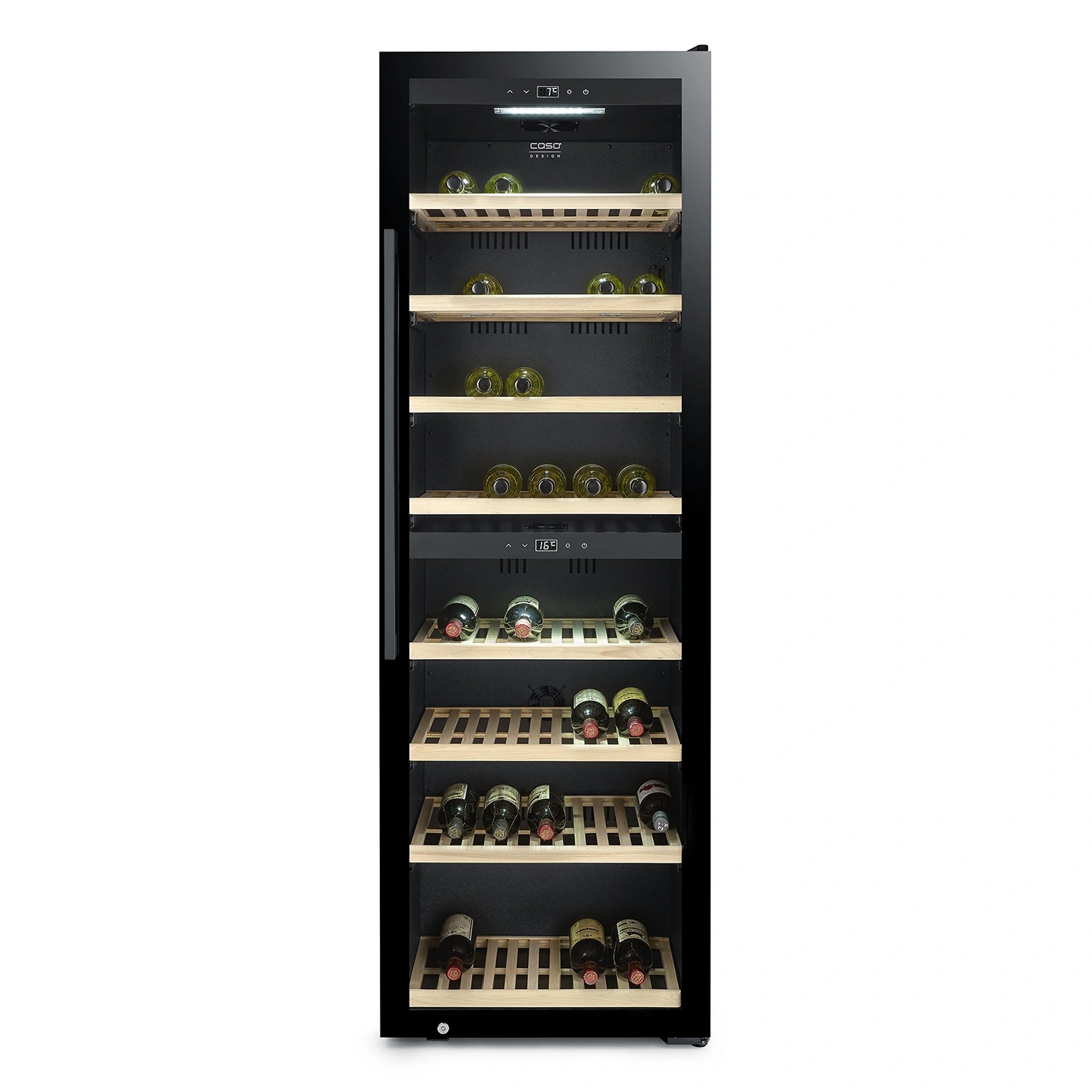 Ein schwarzer Weinkühlschrank mit Holzböden und Weinflaschen.