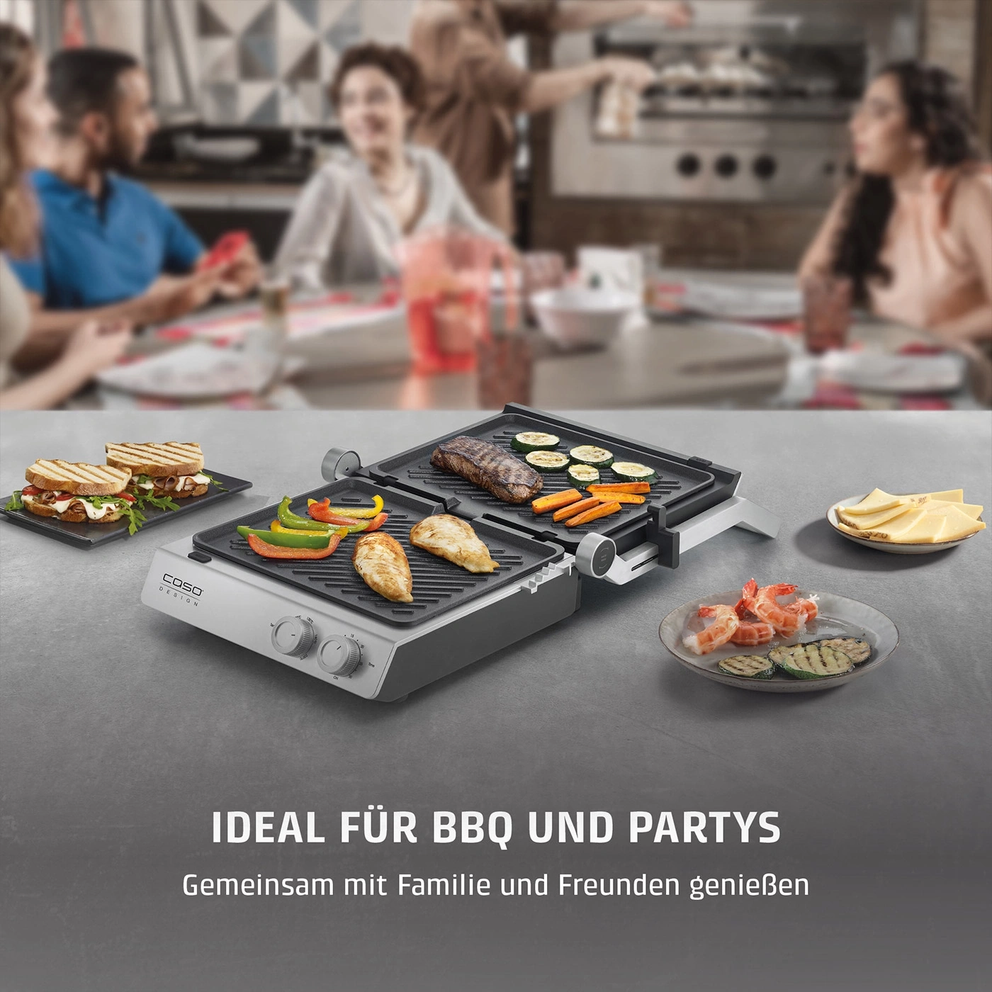 Grill mit Essen und Familie im Hintergrund