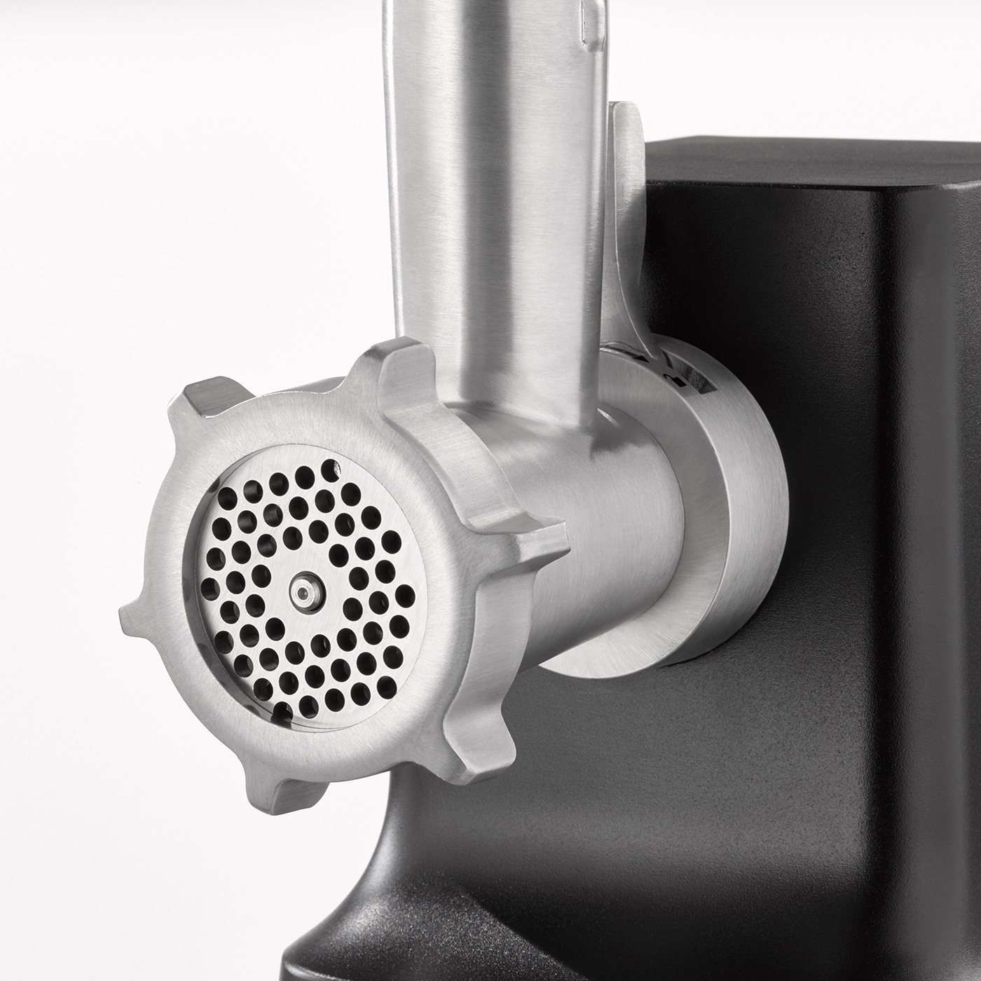 Nahaufnahme eines Fleischwolfs aus Metall mit Löchern und schwarzem Gehäuse