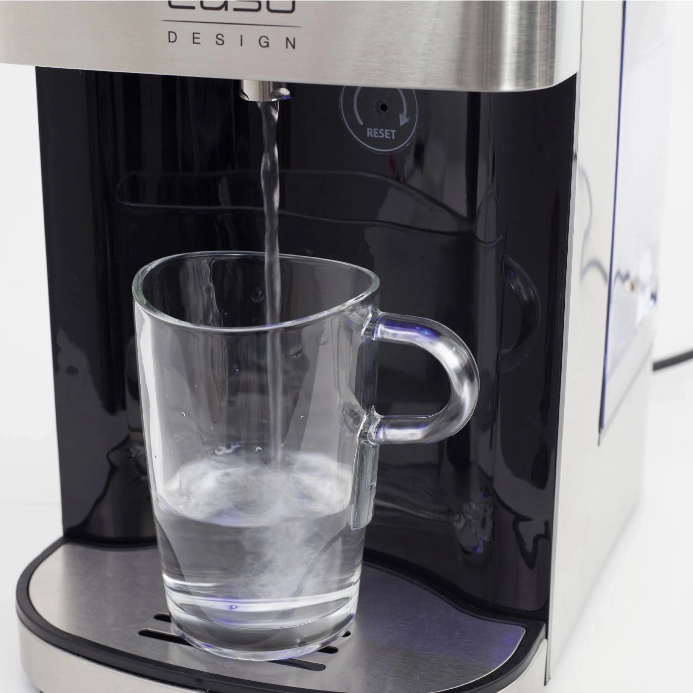 Ein Glas wird mit Wasser aus einem Wasserspender gefüllt. Nahaufnahme.