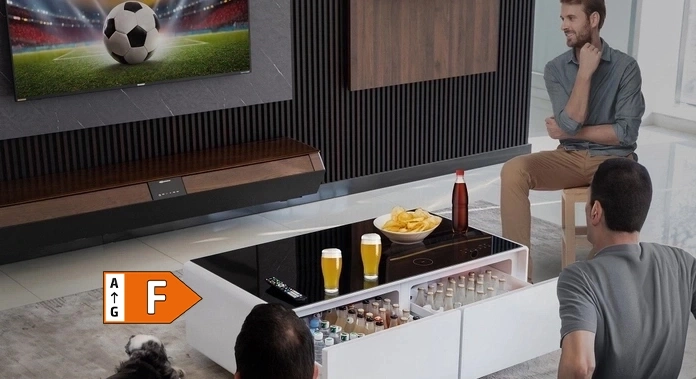 Fernseher, Couchtisch mit Kühlschrank, Männer, Chips, Bier, Fußballspiel