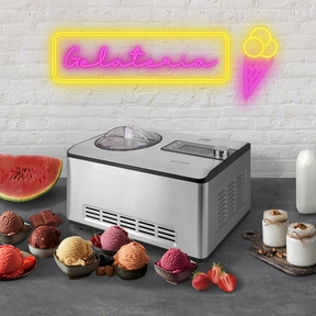 Eismaschine mit verschiedenen Eissorten und Wassermelone.