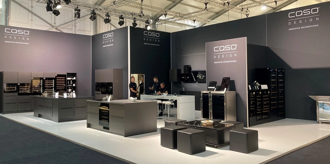 Küchenausstellung mit modernen Geräten und dem Logo 'Caso Design'.