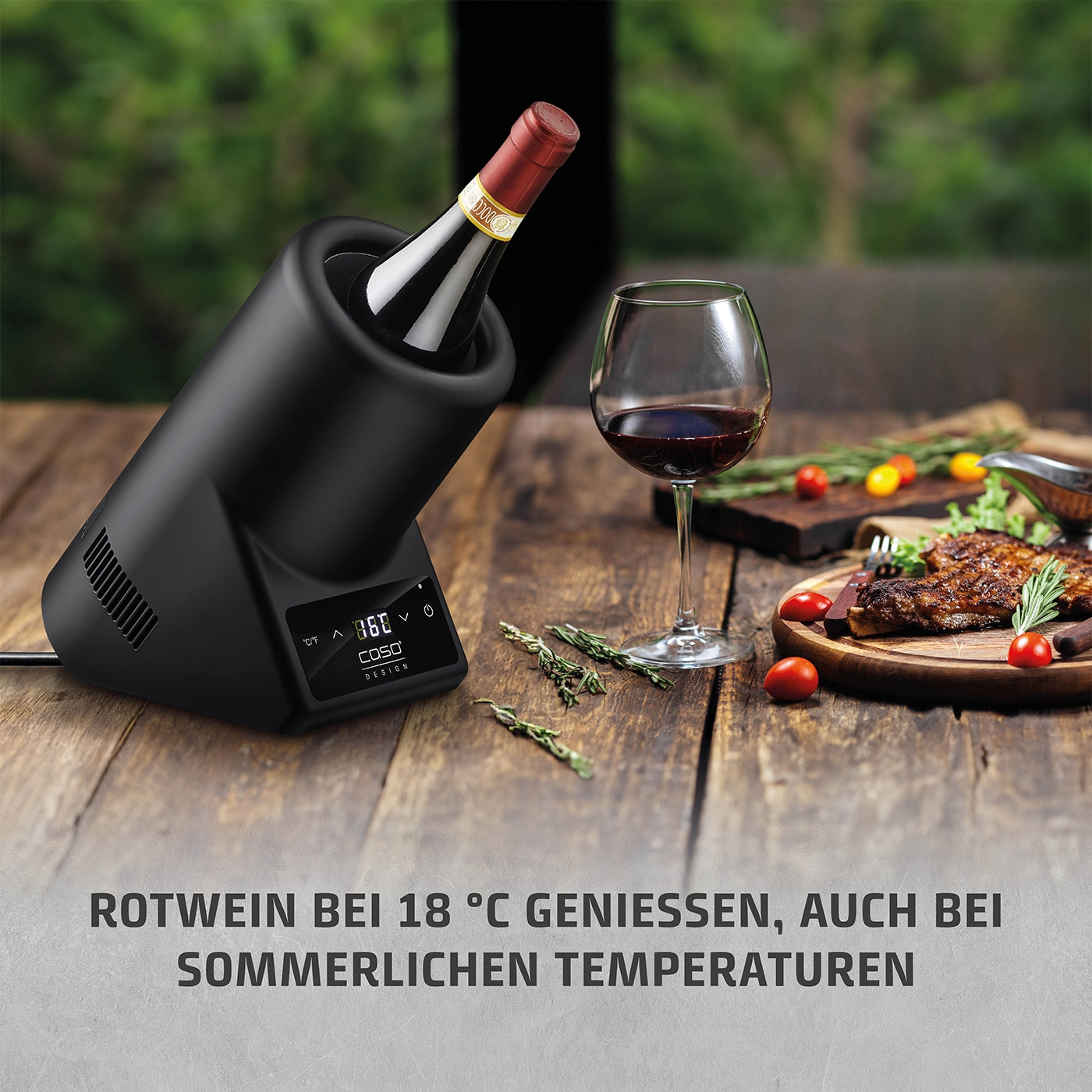 Rotwein-Kühler mit Glas und Essen auf einem Holztisch, Sommer-Genuss.