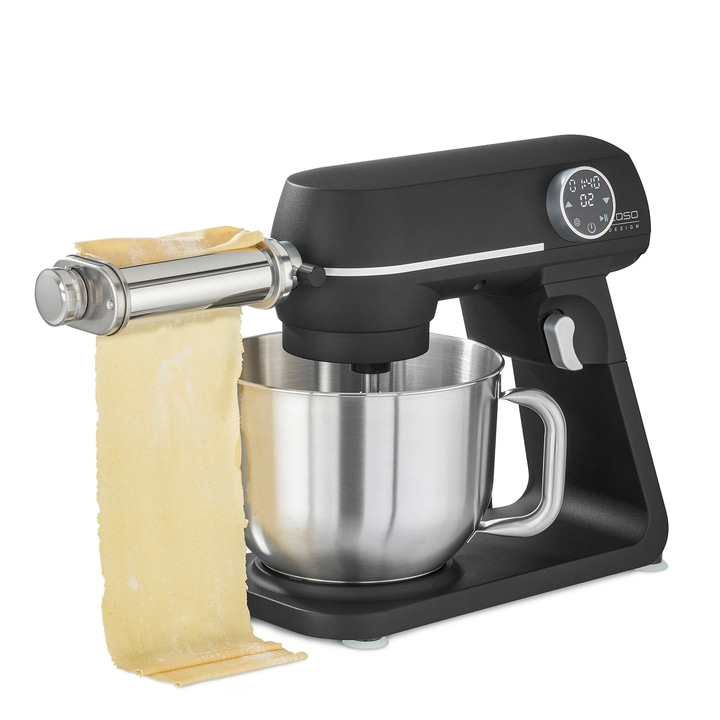 Schwarze Küchenmaschine mit Nudelmaschine, Teig wird verarbeitet, Edelstahl-Schüssel