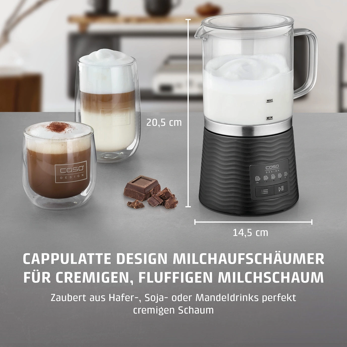 Milchaufschäumer mit zwei Gläsern und Schokolade