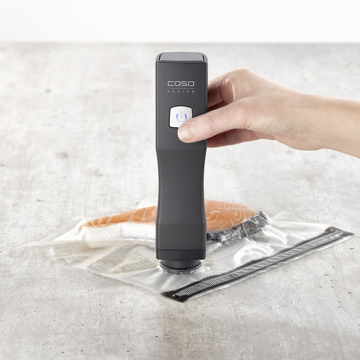 1301_VacuumOneTouch_Geraet_mit_Beutel_Hand_1400px_oVRjzgA