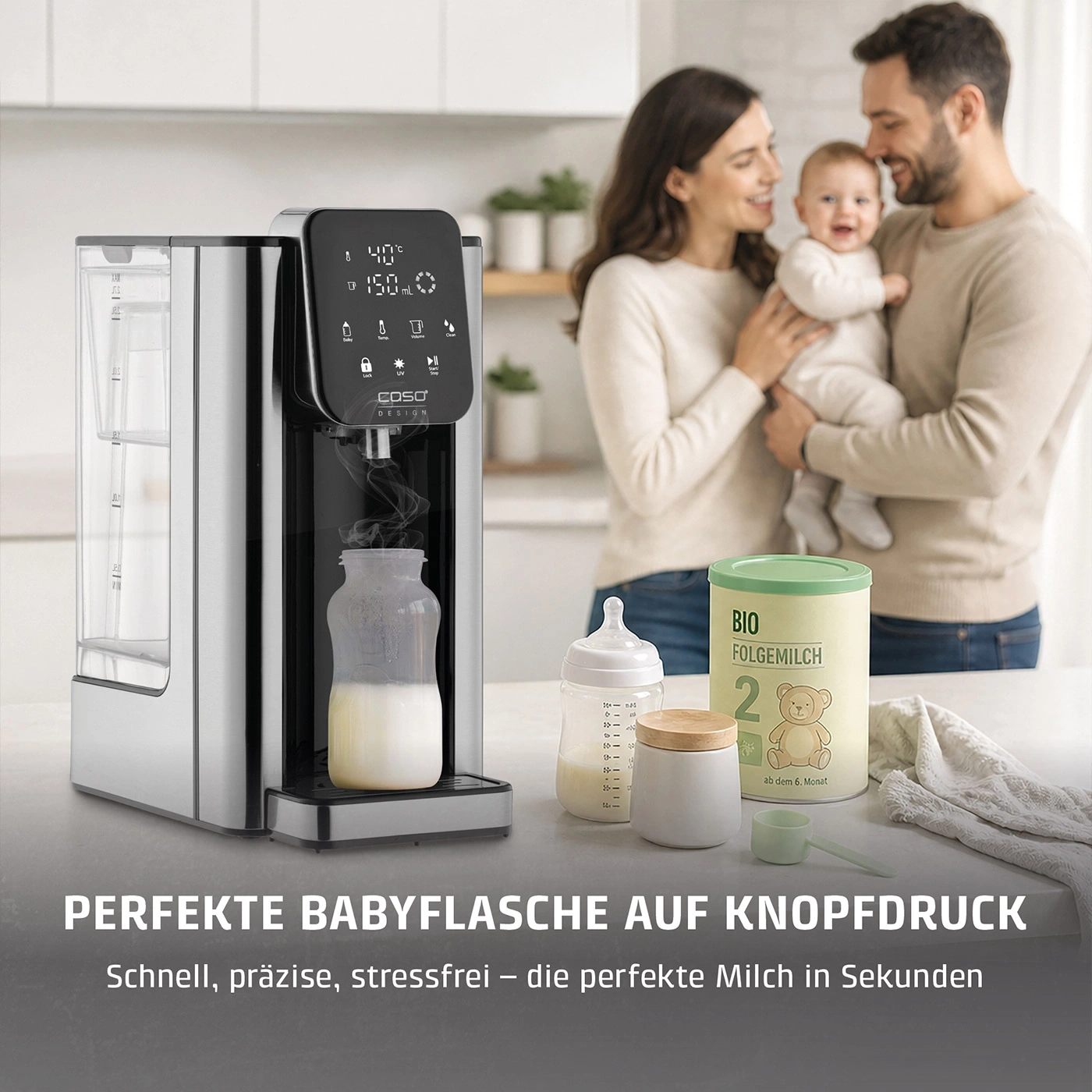Eine Familie bereitet mit einem Gerät eine Babyflasche zu.