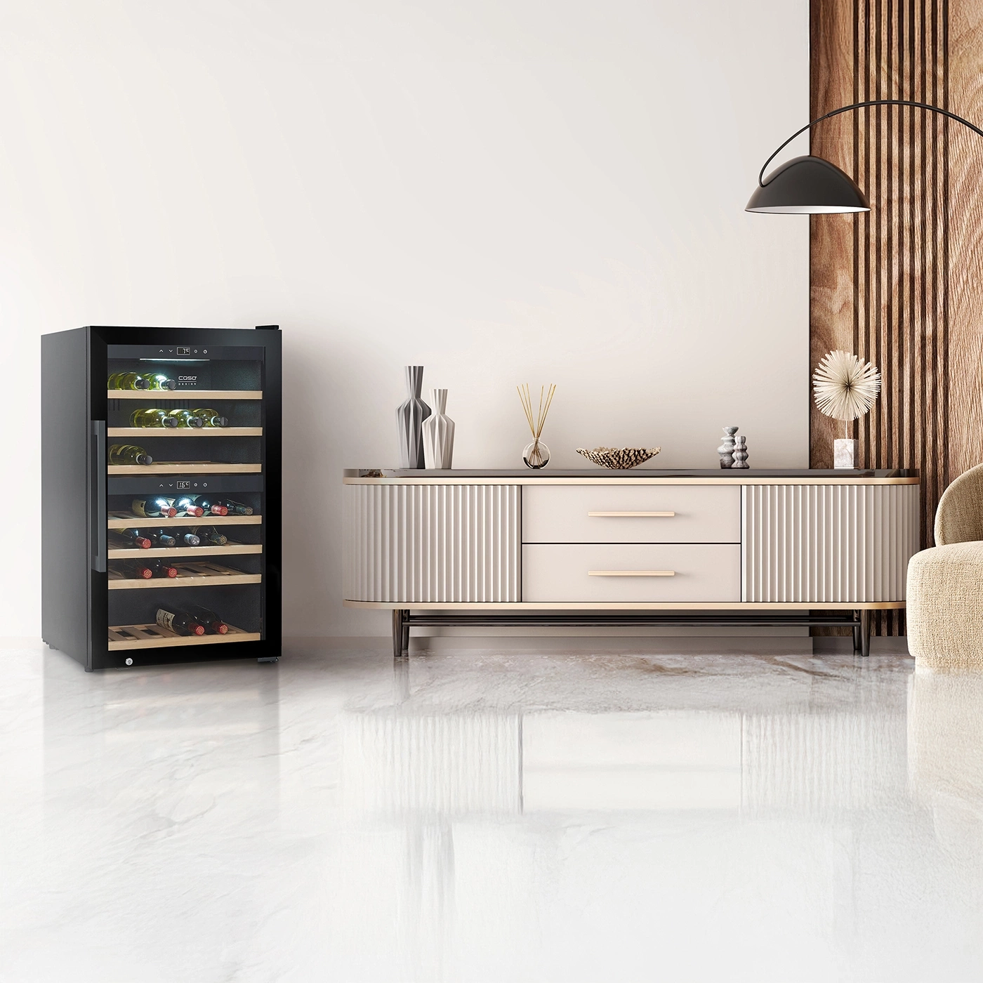 Ein moderner Weinkühlschrank steht neben einem Sideboard mit Dekoration.