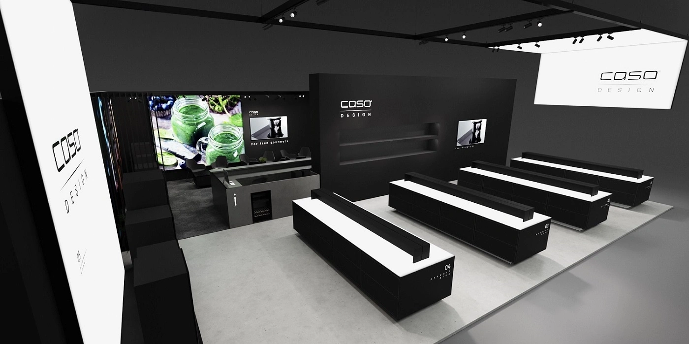Schwarzer Ausstellungsraum mit Caso Design-Logo und Produktpräsentation.