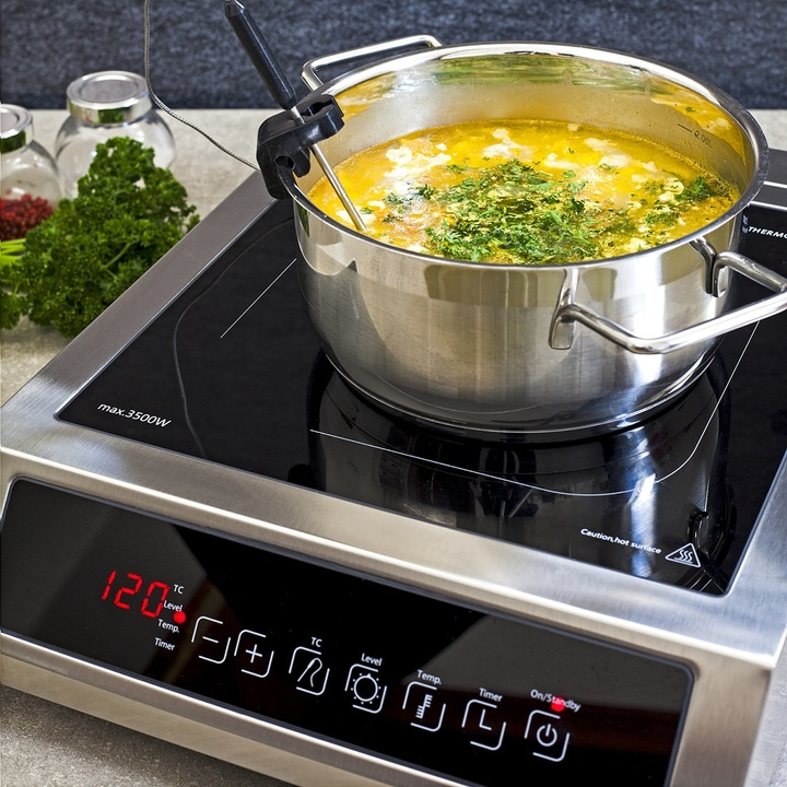 Kochtopf mit Suppe auf Induktionskochfeld, Temperaturanzeige, Kochen, Küche, Essen