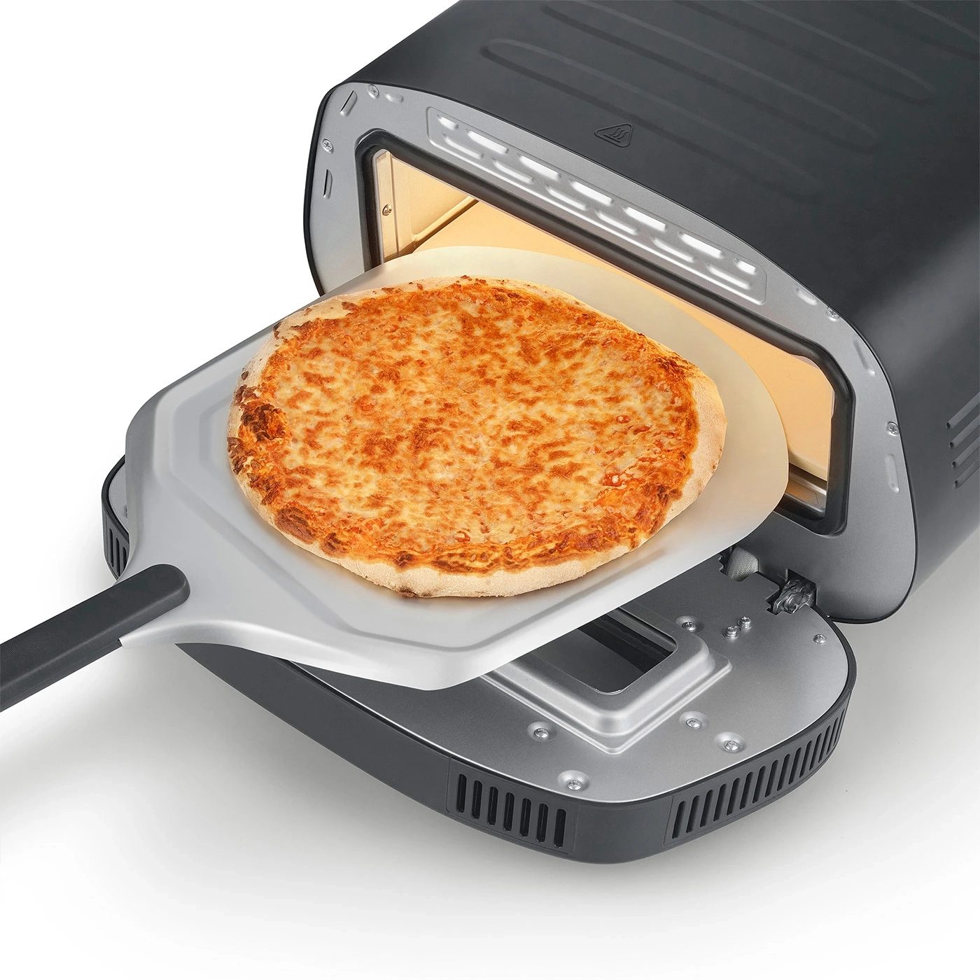 Pizza wird aus dem Ofen genommen. Käse-Pizza auf Pizzablech.