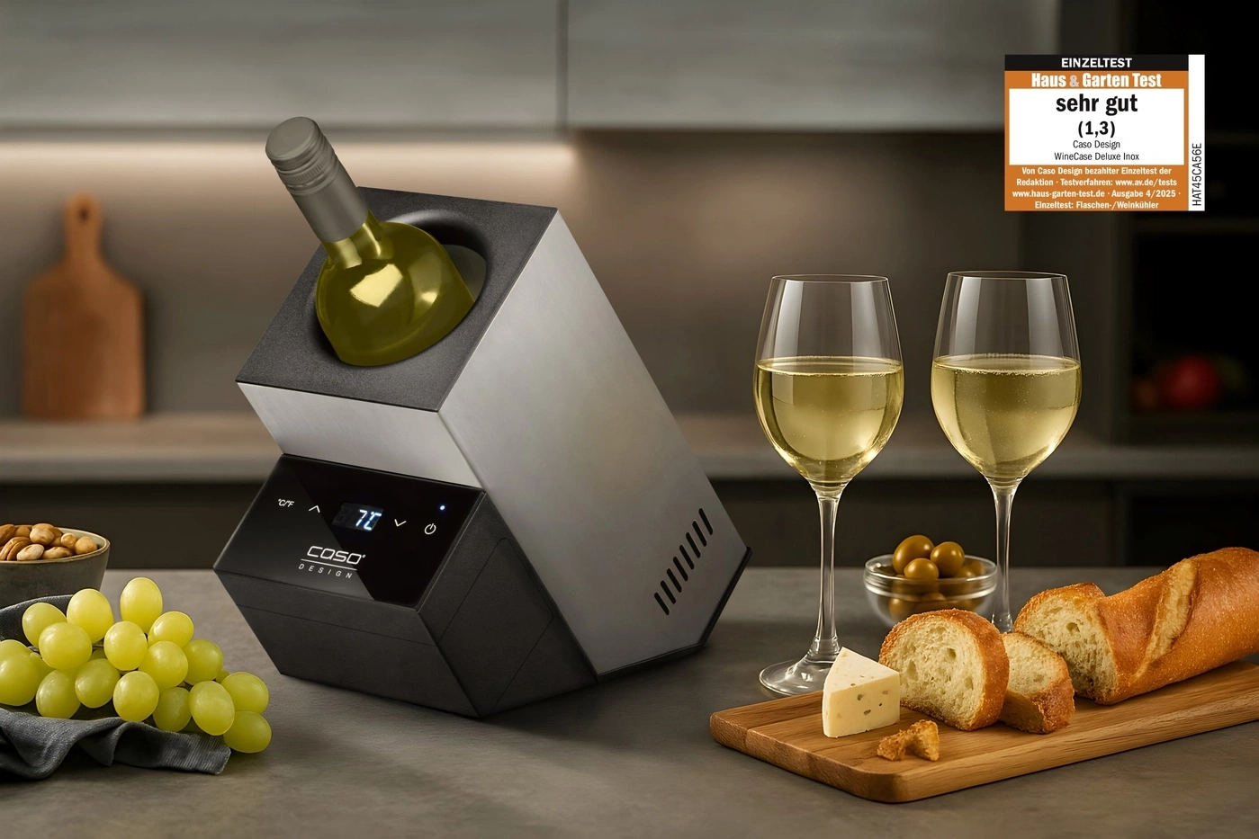 Ein Wein-Kühler mit Flasche, Gläsern, Brot, Käse und Trauben.