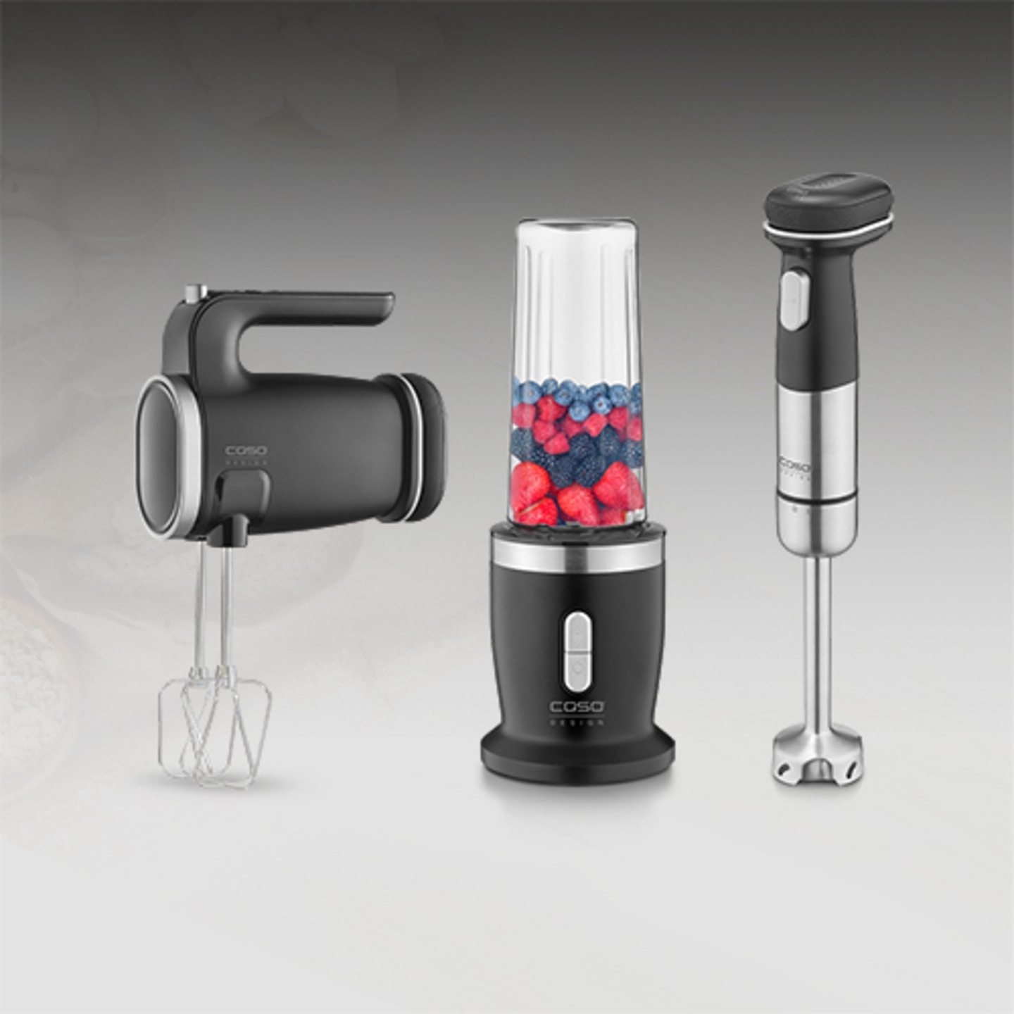 Drei Küchengeräte: Handmixer, Mixer und Stabmixer in Schwarz.