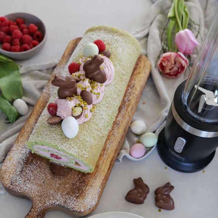 Pistazien-Biskuitrolle mit Himbeercreme-Füllung, rechts daneben der Click & Blend