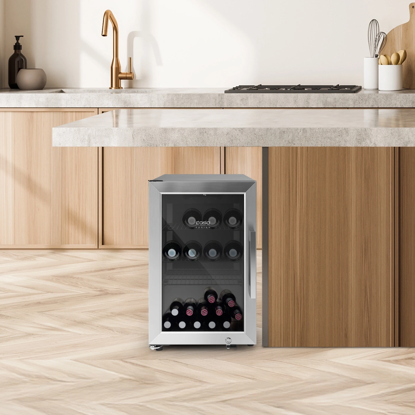 Ein moderner Weinkühlschrank unter einer Küchentheke mit Holzelementen.