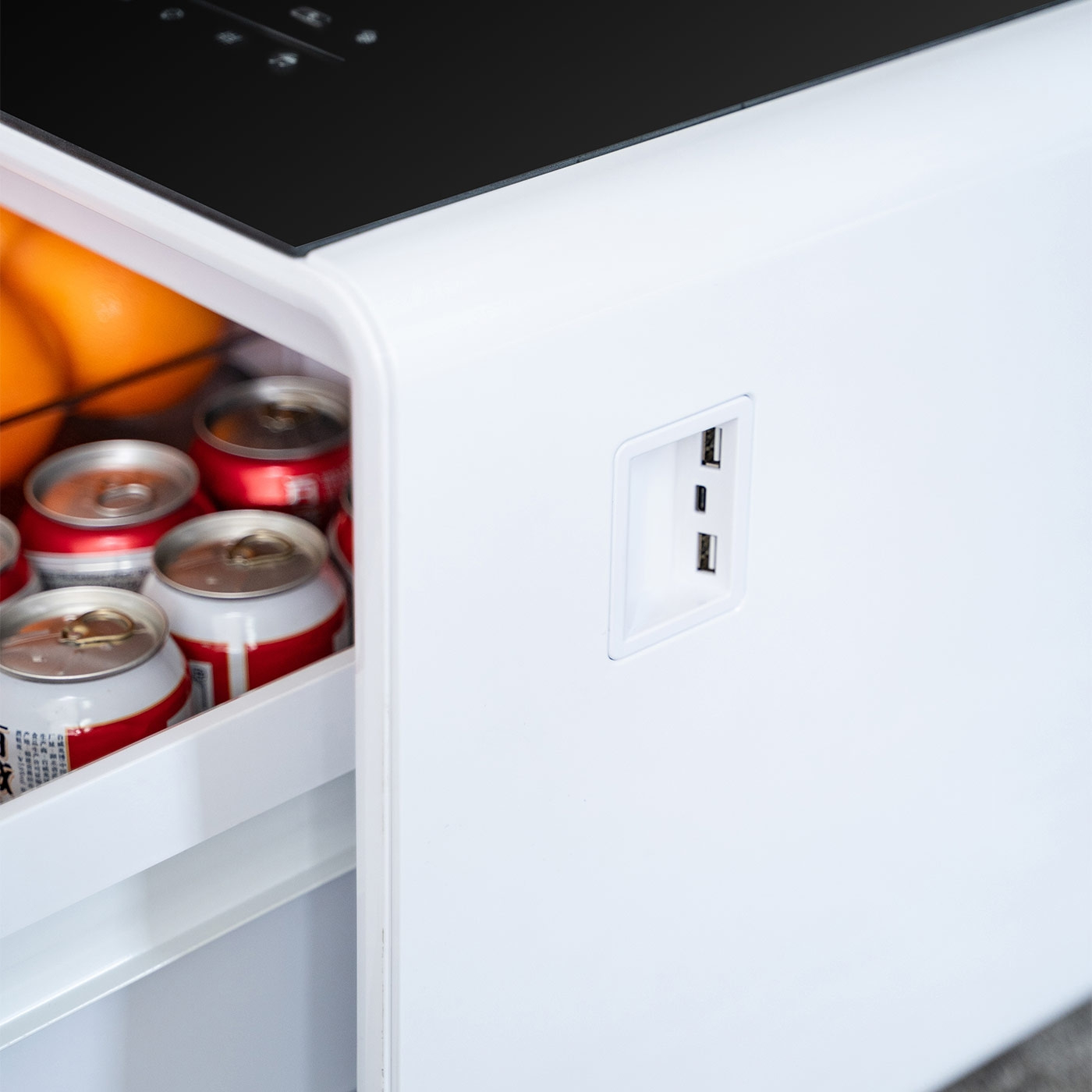 Weißer Kühlschrank mit Getränken und USB-Anschlüssen, Nahaufnahme
