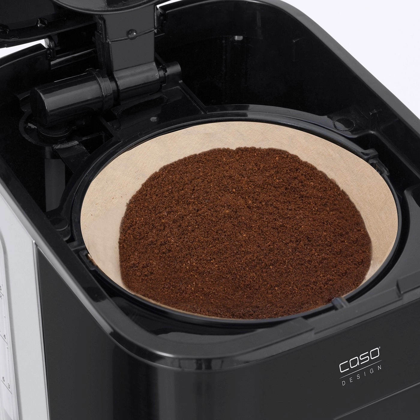 Kaffeemaschine mit Kaffeefilter und Kaffeepulver, Nahaufnahme, schwarz, Caso Design