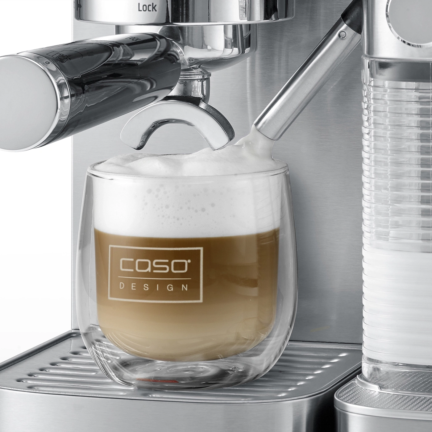 Kaffeezubereitung mit Milchaufschäumer, Glas mit Logo, Espresso-Maschine, Schaum
