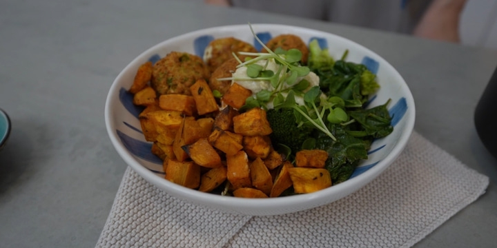 Bunte Buddha Bowl aus der AirFry & Steam 700 - Januar 2026 | Rezeptidee