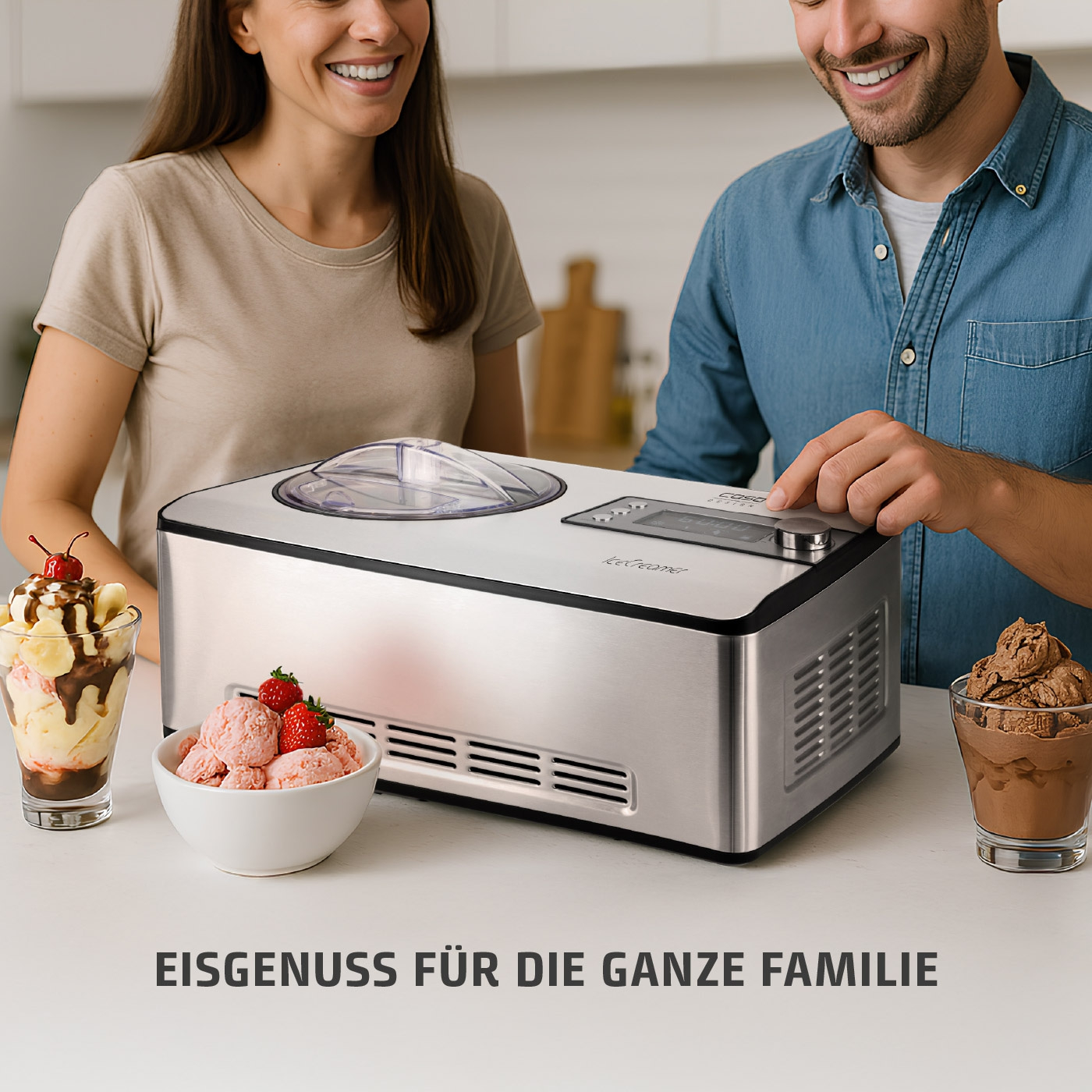 Eiscreme-Maschine mit Familie, Eisbecher, Erdbeeren, Genuss, Glück, Küche