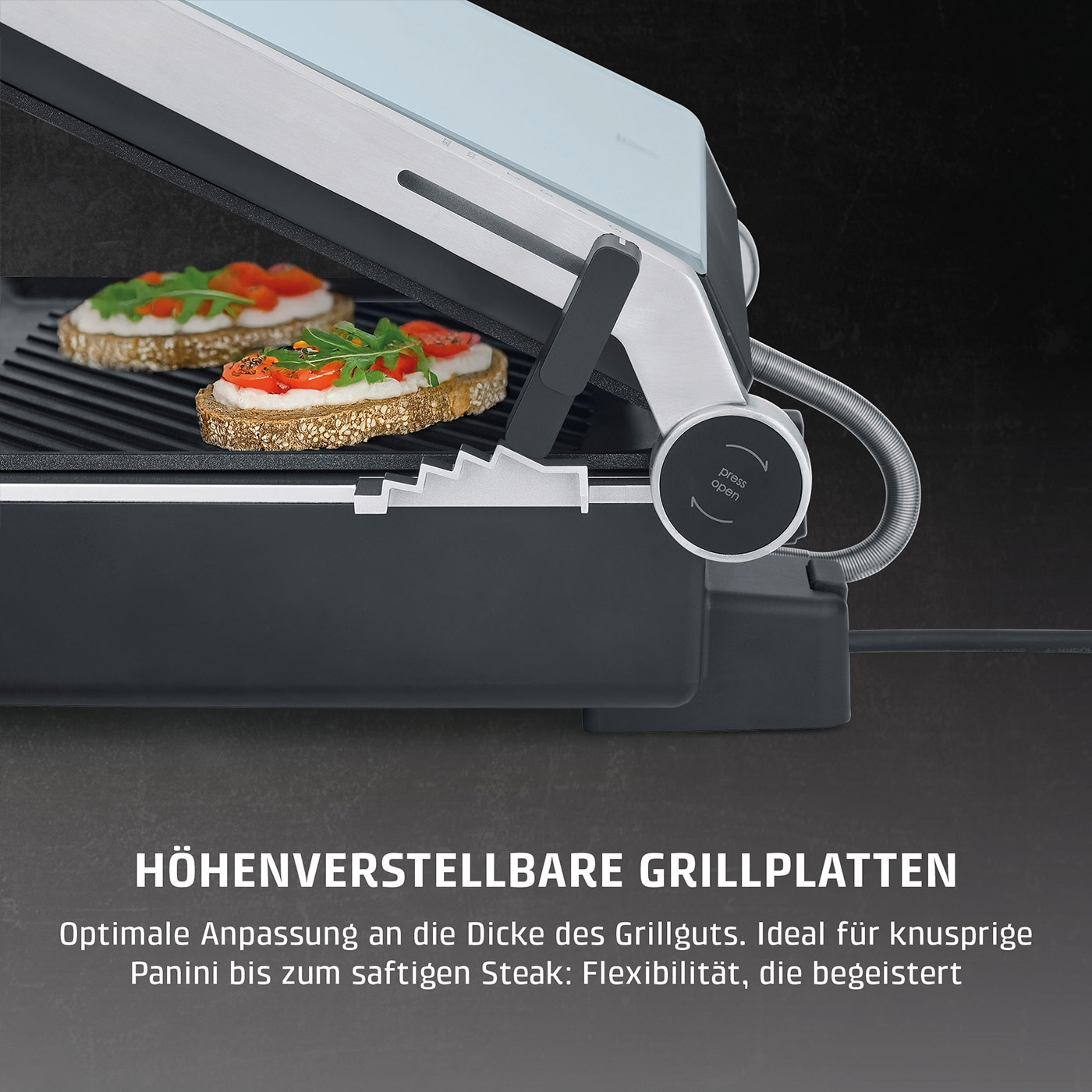 Grill mit zwei Sandwiches und detaillierter Beschreibung der Grillplatten.