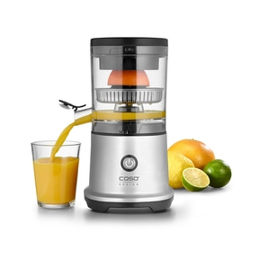 Elektrischer Zitruspresse mit Glas gefüllt mit Orangensaft und Früchten daneben