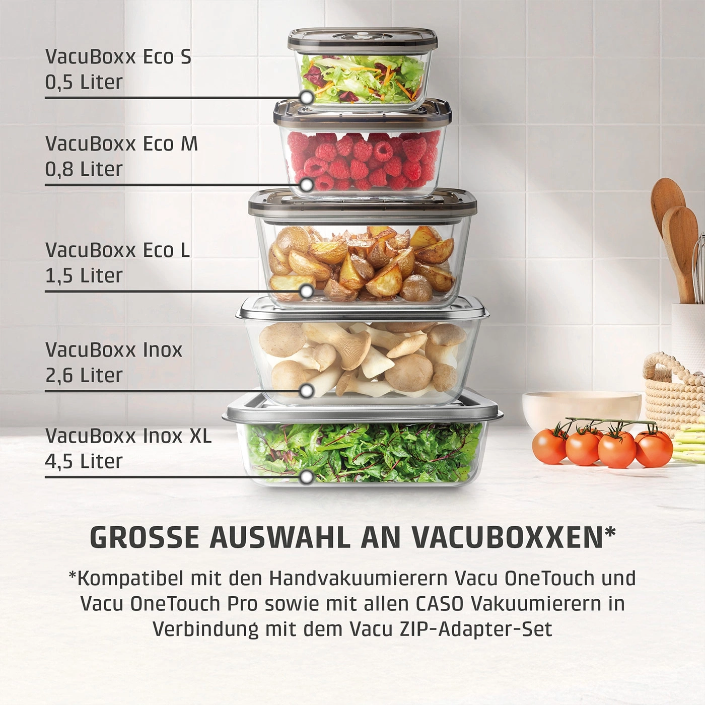 Stapel von Vakuumbehältern mit verschiedenen Lebensmitteln, beschriftet mit Namen und Volumen.