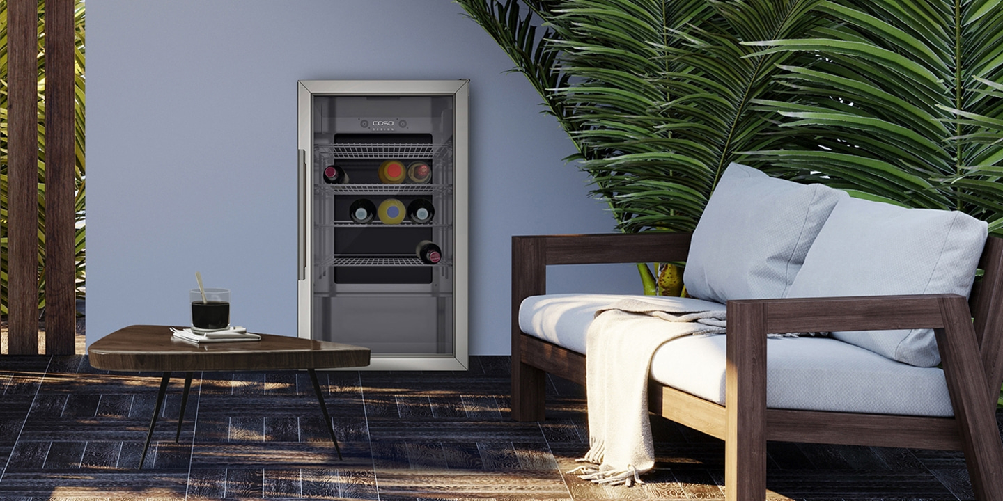 Wein Kühlschrank im Freien mit Couch und Getränk auf dem Tisch