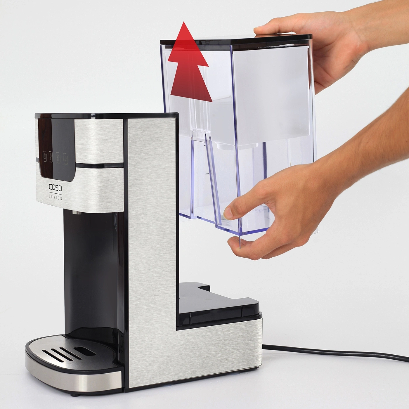 Kaffeemaschine mit abnehmbarem Wassertank, der von einer Hand gehalten wird.