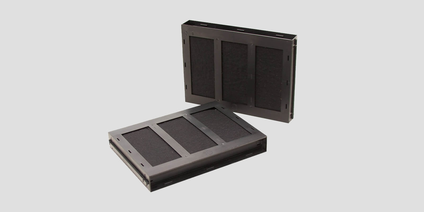 Zwei schwarze Filterelemente mit jeweils drei Filtereinsätzen nebeneinander.