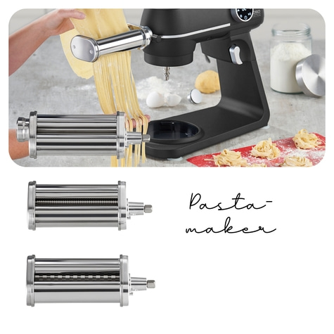 Nudelmaschine mit Zubehör und frischer Pasta. Schwarze Küchenmaschine, Nudelholz.