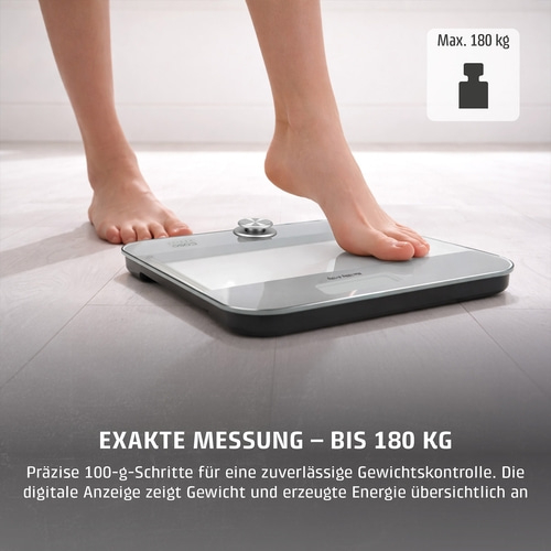 Eine Person steigt auf eine Personenwaage mit der Aufschrift Max. 180 kg.