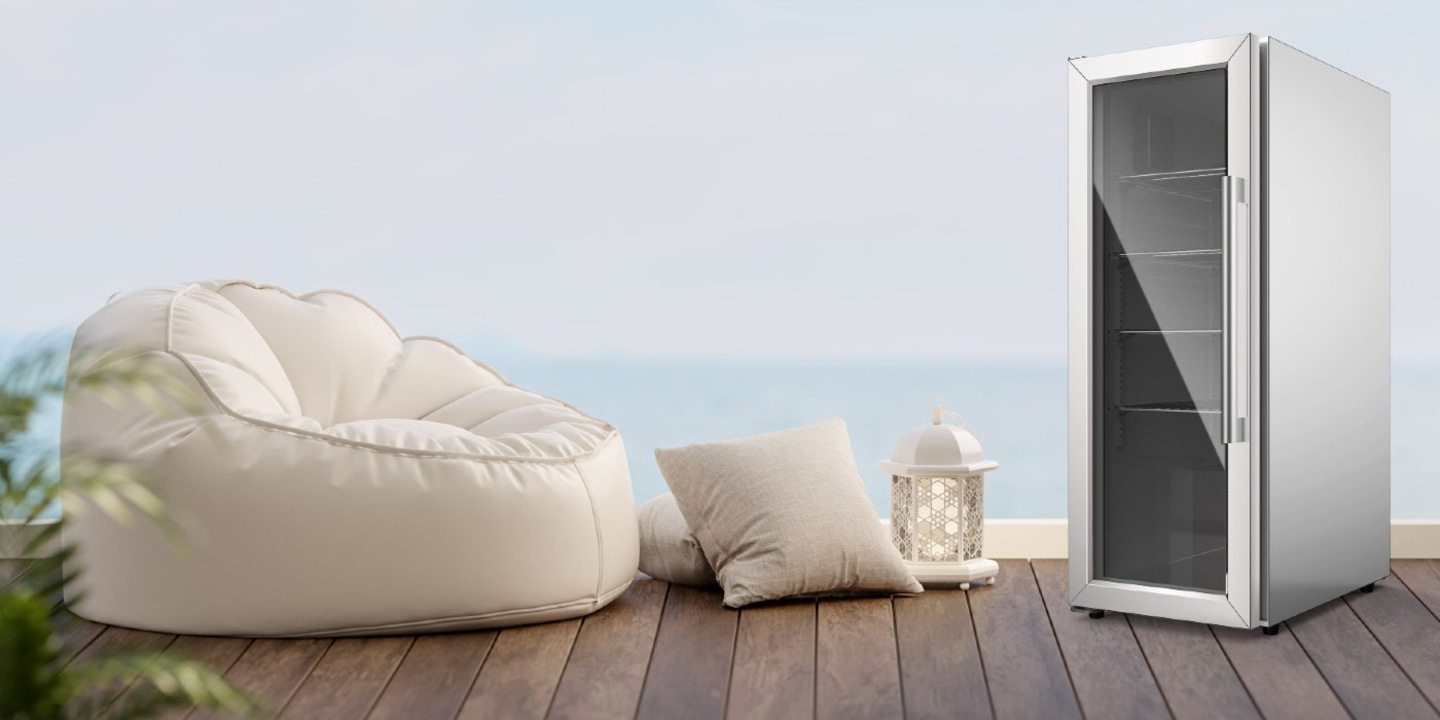 Entspannende Szene mit Kühlschrank, Kissen und Sitzsack auf Holzterrasse am Meer