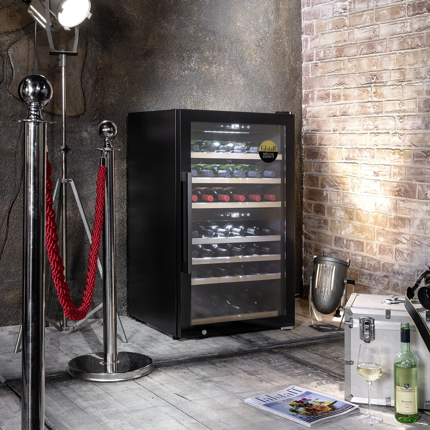 Weinkühlschrank, Zeitschrift, Glas, Flasche, Ziegelwand, rotes Seil, Scheinwerfer, Studio-Szene, schwarz