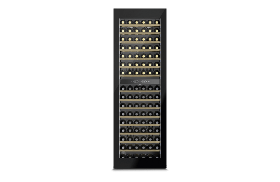 Ein hochmoderner Weinkühlschrank mit zahlreichen Flaschen auf mehreren Ebenen.