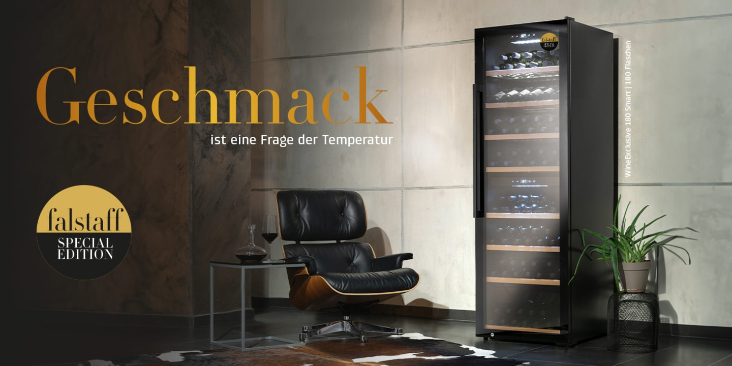 Weinregal mit Text, Sessel, Glas, Pflanze, Falstaff Special Edition