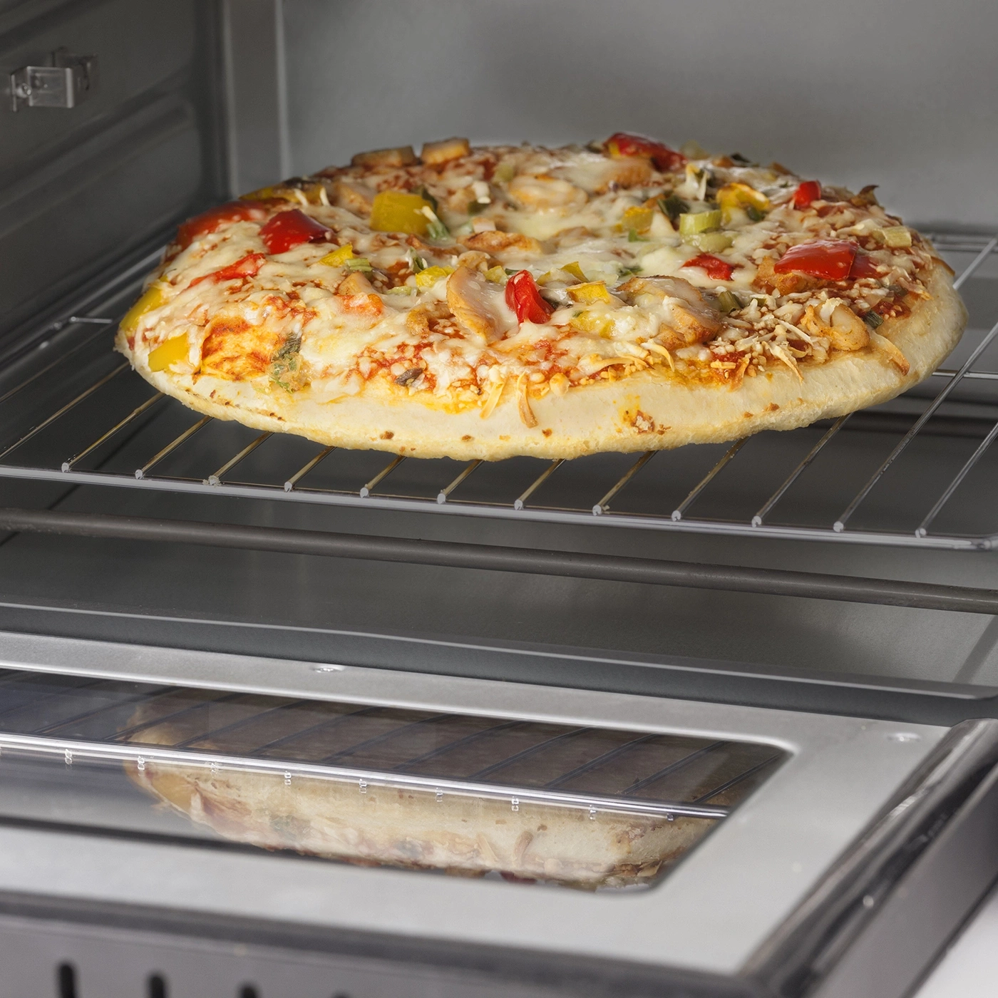 Pizza im Ofen, Käse, Gemüse, Backen, Küche, Essen, heiß, lecker, knusprig, frisch