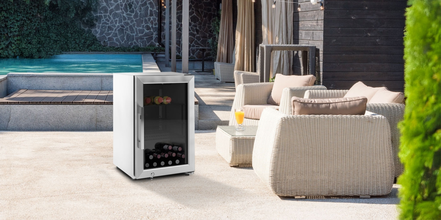 Weinkühlschrank im Freien neben Pool und Sitzgelegenheiten mit Getränken